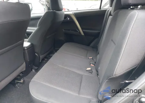 2018 Toyota Rav4 Xle z USA, uszkodzony, nr VIN 2T3RFREV2JW790087